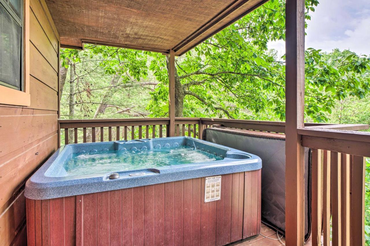 Central Sevierville Cabin With Hot Tub And Views! Exterior photo