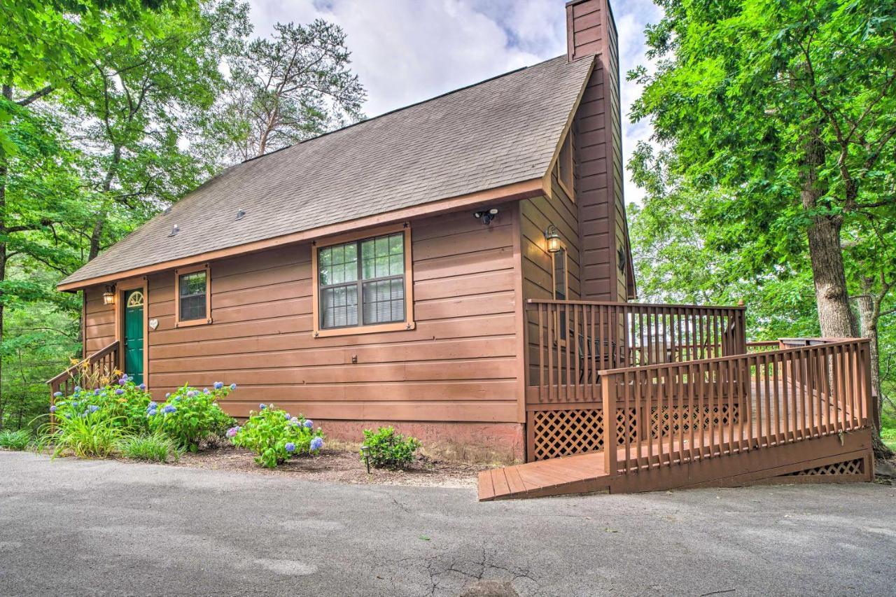 Central Sevierville Cabin With Hot Tub And Views! Exterior photo