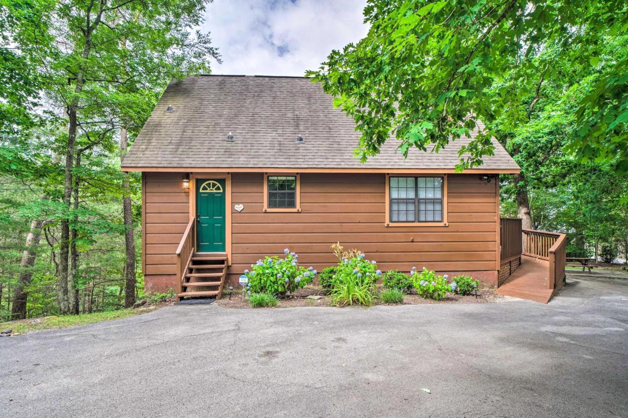 Central Sevierville Cabin With Hot Tub And Views! Exterior photo