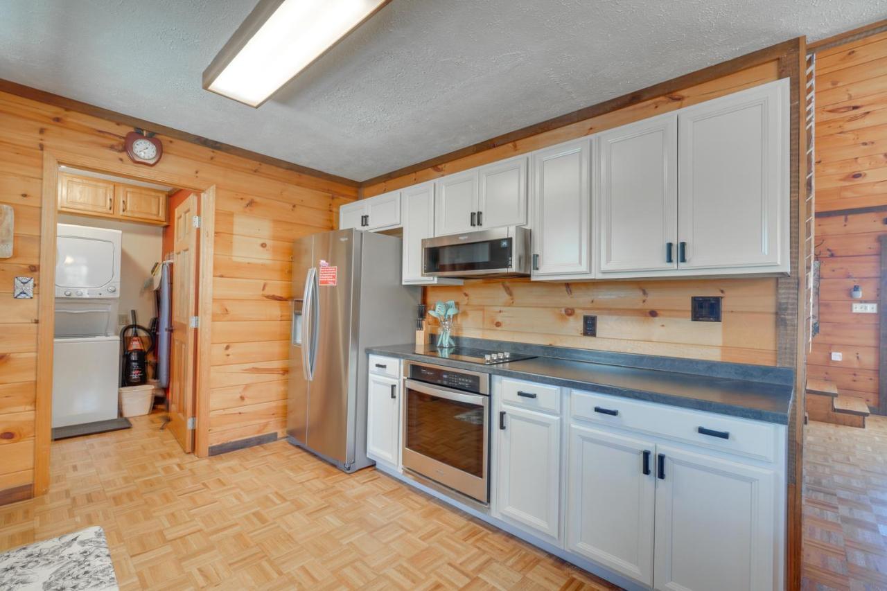 Central Sevierville Cabin With Hot Tub And Views! Exterior photo