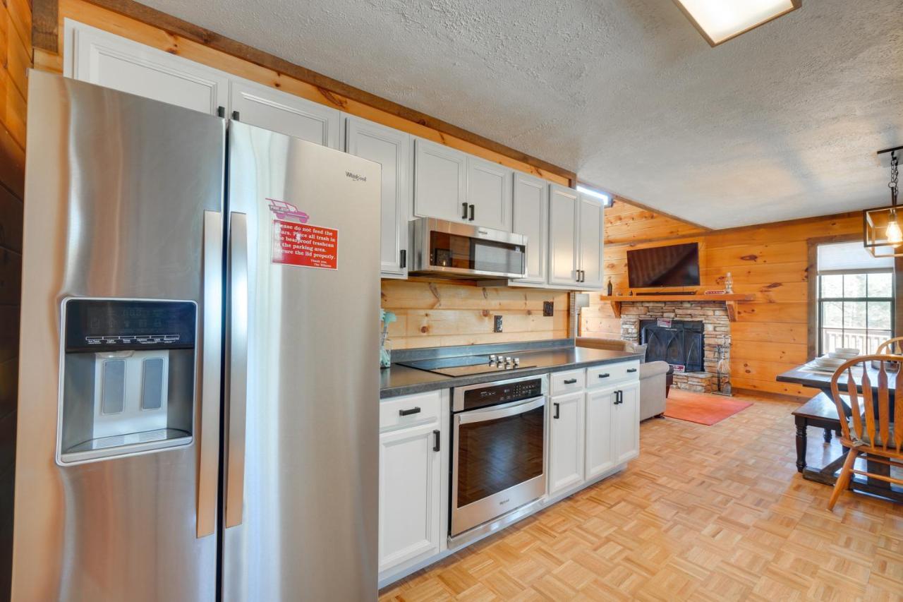 Central Sevierville Cabin With Hot Tub And Views! Exterior photo